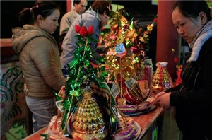 Nửa đêm chen chân "vay tiền" thánh